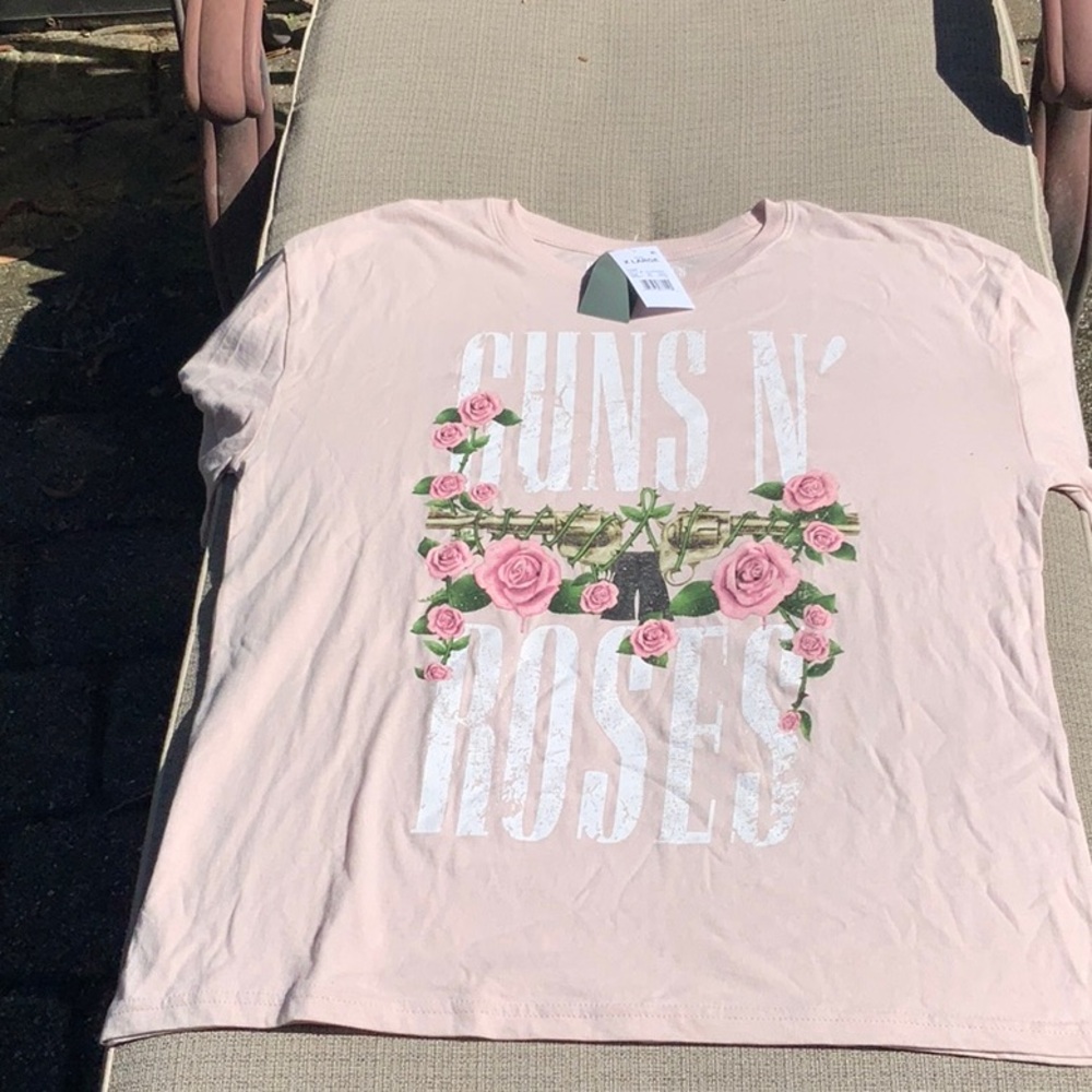 GUNS & ROSES LIGHT PINK GRAPHIC SHORT SLEEVE T-SHIRT, SIZE XL